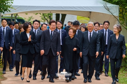 이재명 대통령, 봉하마을서 권양숙·문재인 전 대통령과 환담… “국민 함께 힘 모아야”