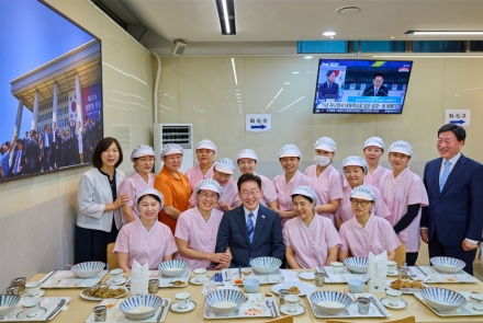 이재명 대통령, 청와대 직원들과 초복 맞이 '콩국수 오찬'..."묵묵히 소임 다하는 식구들에 감사"