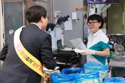 KB국민은행, 전국 70여개 전통시장서 물품 구매…취약계층 1만4천가구 지원