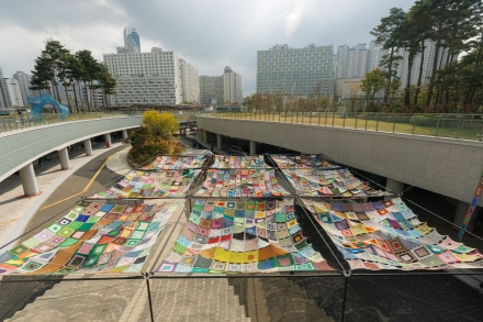 488명의 손길로 만든 1,000장의 그늘…경기도서관 광장에 대형 손뜨개 차양막 설치
